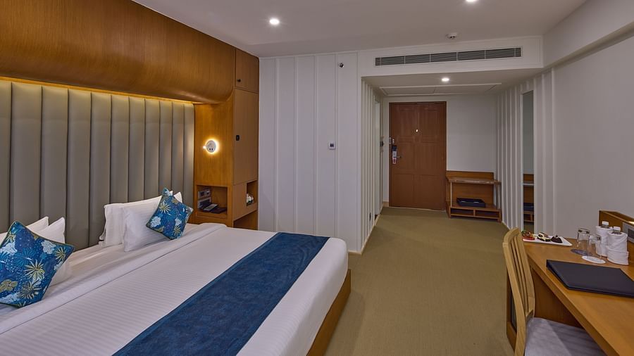 a double bed, a desk and chair in The Grand Canal King at Grand Continent, Mahabalipuram